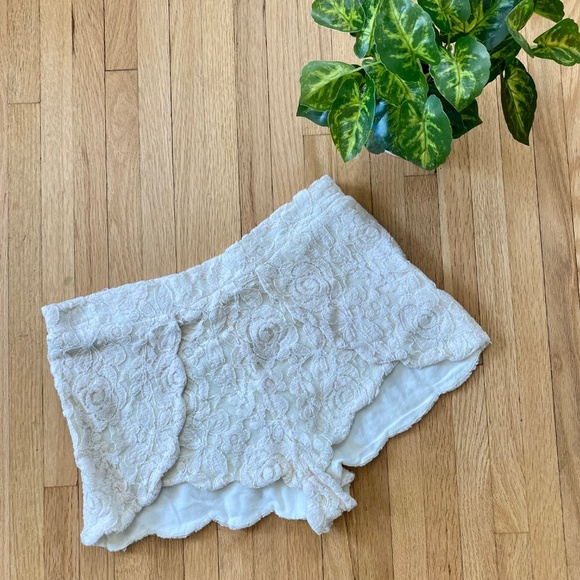 Pins and Needles Cream Lace Scalloped Shorts – Size S - Picture 2 of 11